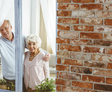 Après le décès du conjoint, rester chez soi est un droit
